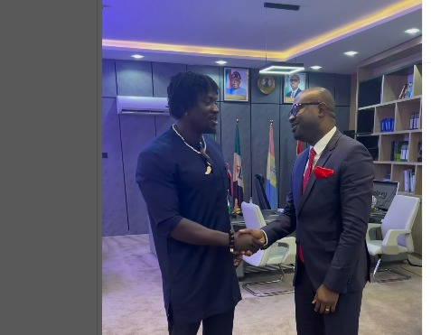 VeryDarkMan Praises Minister Olubunmi Tunji-Ojo Shaking hands 