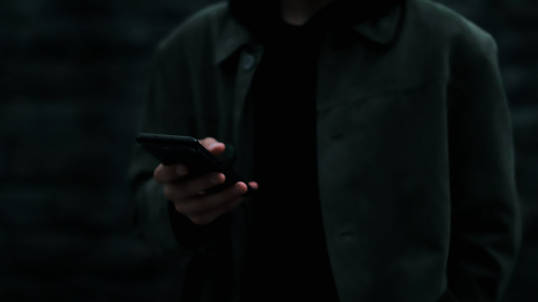 A man holding a cell phone in his hand
